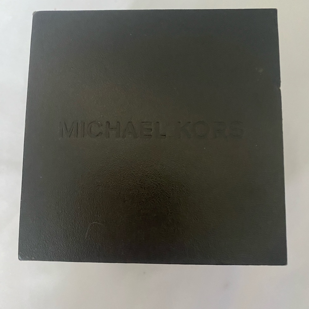 Michael Kors Gold and Cream Women's Watch New battery-in working condition - Picture 5 of 5